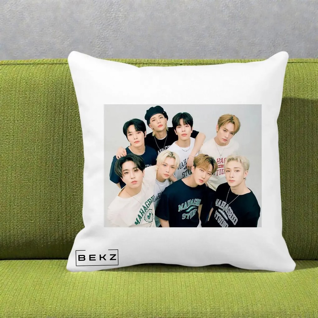 Perna Personalizata K-pop Stray Kids Foto Grup Text, 40x40 cm, Alba Mata, Husa Detasabila, Perna Inclusa, BEKZ®