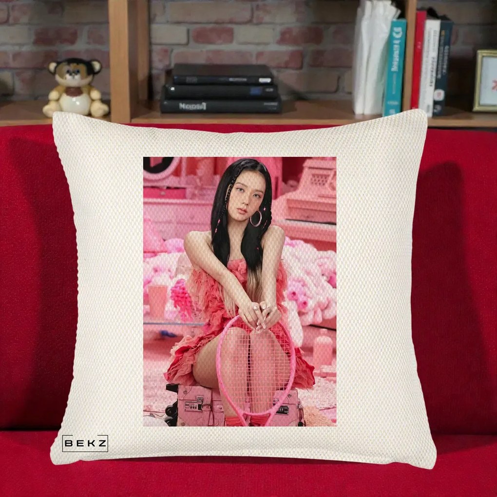 Perna Personalizata K-pop BLACKPINK Jisoo Pink Room, 40x40 cm, Crem Reliefat, Husa Detasabila, Perna Inclusa, BEKZ®