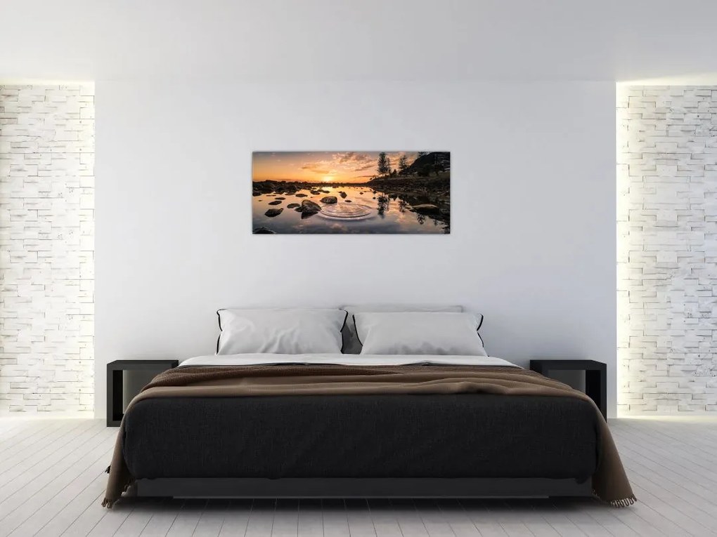 Tablou - Suprafața apei la apus de soare (120x50 cm)
