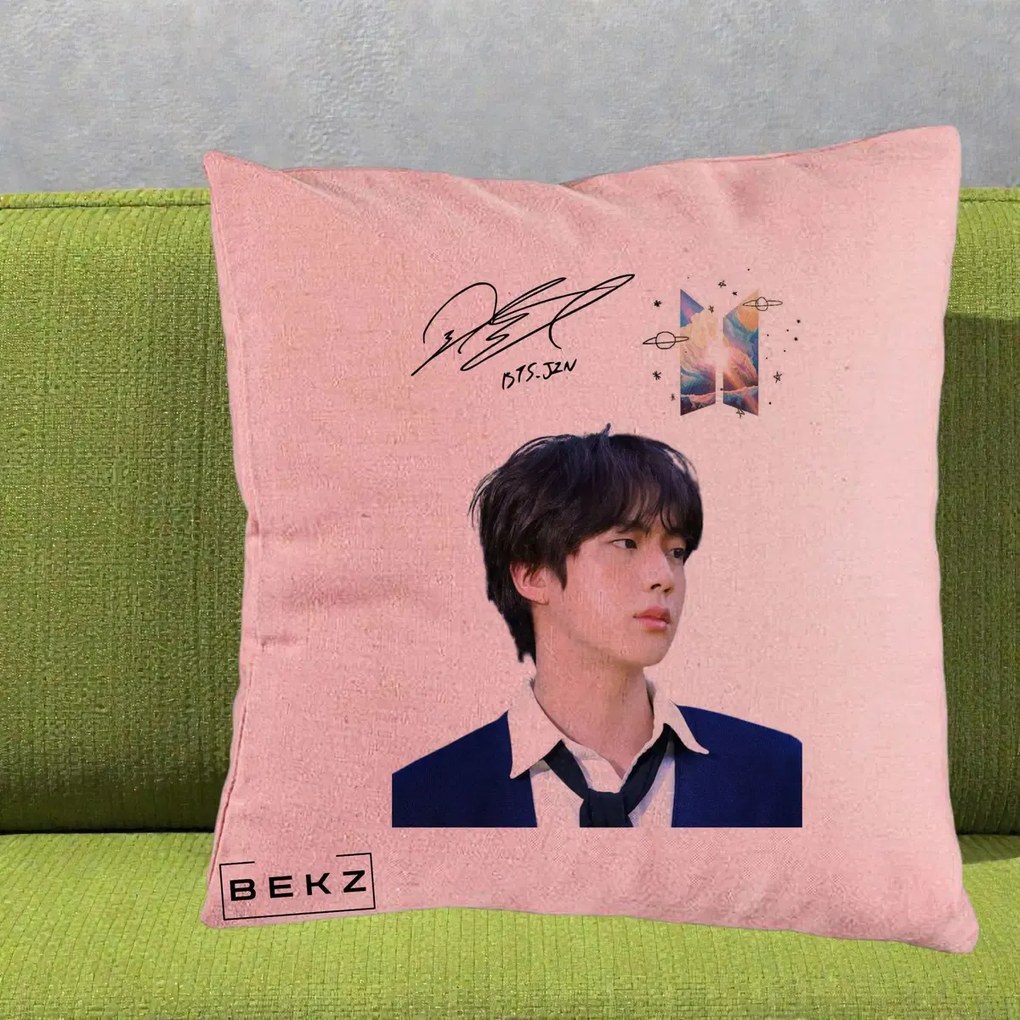 Perna Personalizata K-pop BTS Jin Portret Tinuta Albastra Autograf, 40x40 cm, Roz, Husa Detasabila, Perna Inclusa, BEKZ®