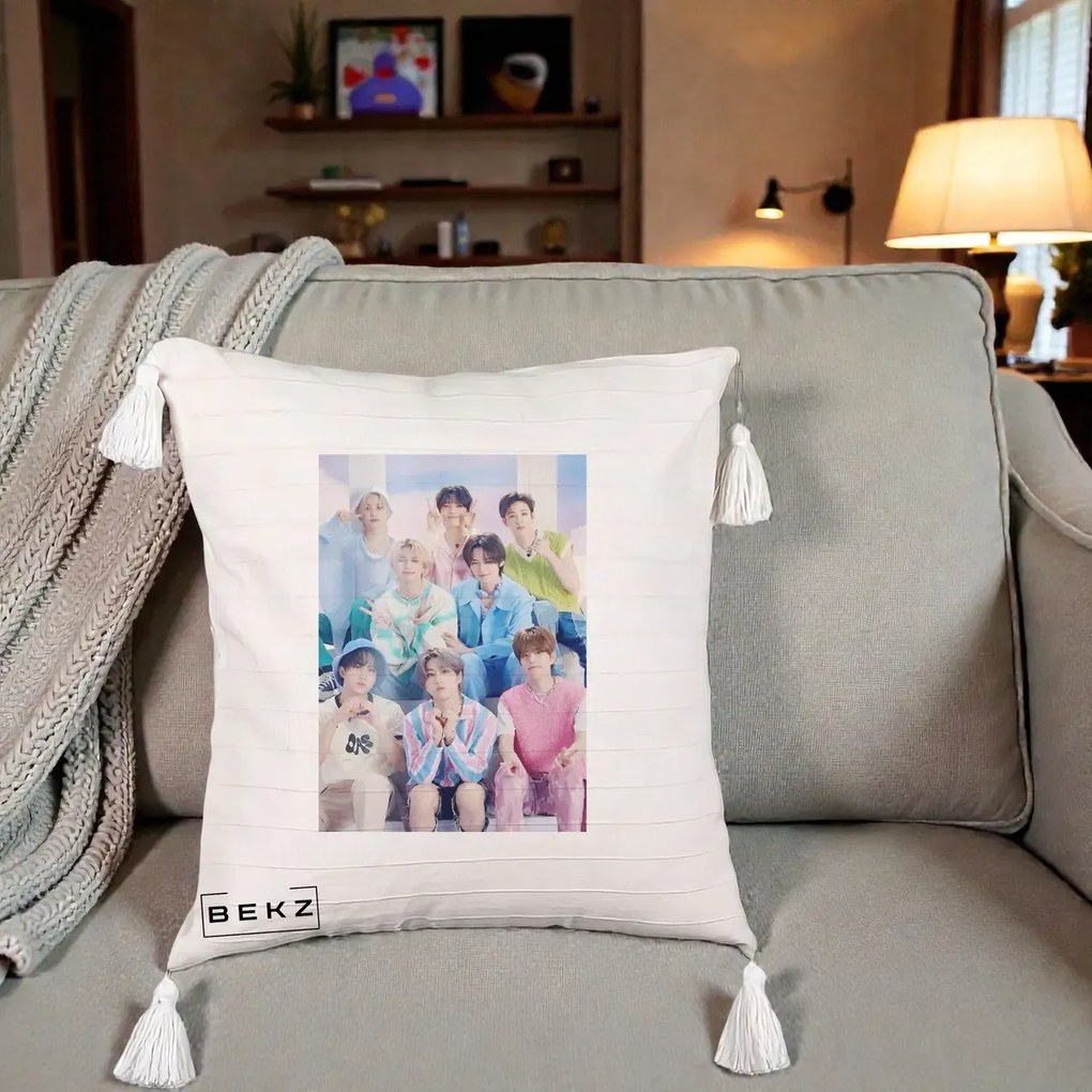 Perna Personalizata K-Pop Grup Foto Pasteluri cu 8 Artisti, 40x40 cm, Bej cu Franjuri, Husa Detasabila, Perna Inclusa, BEKZ®