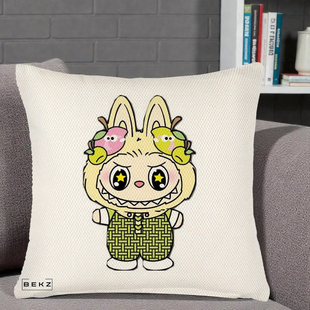 Perna Personalizata Labubu Galben cu Mere si Salopeta, 40x40 cm, Crem Reliefat, Husa Detasabila, Perna Inclusa, BEKZ®