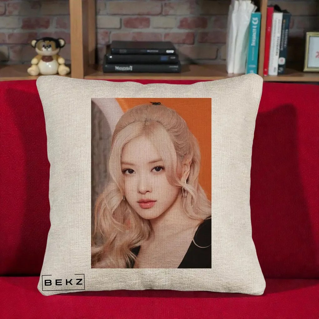 Perna Personalizata K-pop BLACKPINK cu Funda Rosie, 40x40 cm, Bej Canapea, Husa Detasabila, Perna Inclusa, BEKZ®
