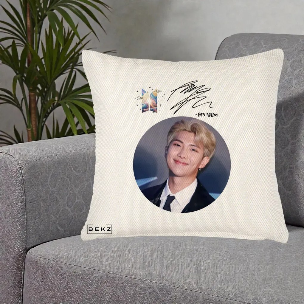 Perna Personalizata K-pop BTS RM Namjoon Portret Cerc cu Autograf, 40x40 cm, Crem Reliefat, Husa Detasabila, Perna Inclusa, BEKZ®