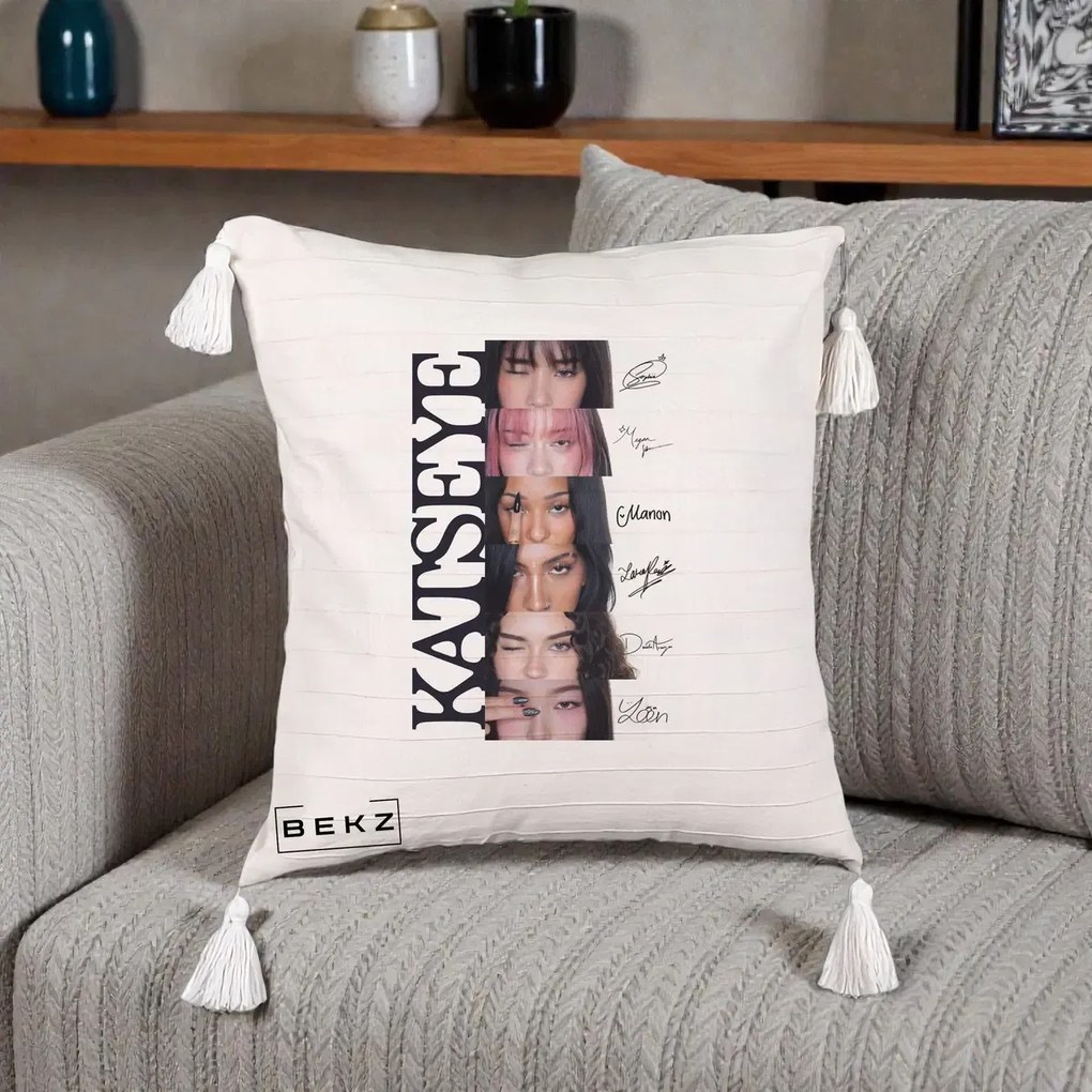 Perna Personalizata K-pop KATSEYE Semnaturi Membre Foto, 40x40 cm, Bej cu Franjuri, Husa Detasabila, Perna Inclusa, BEKZ®