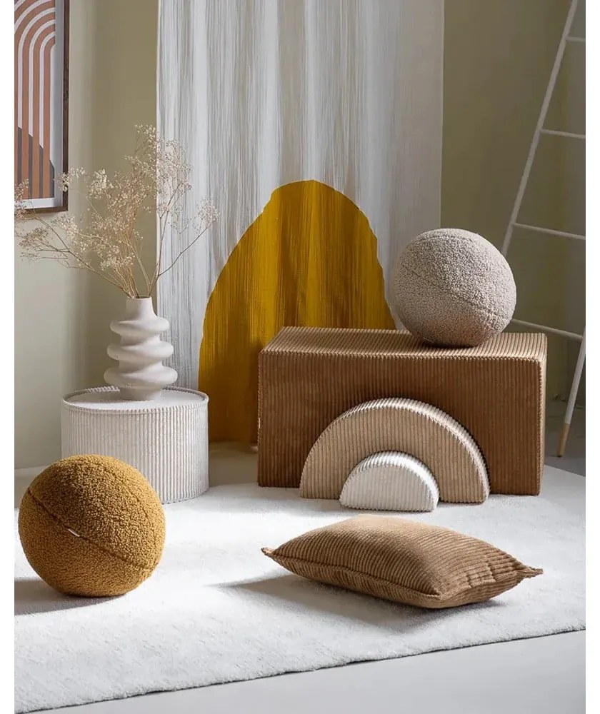 Pernă decorativă pentru copii maro cu tapițerie din catifea reiată Bolster – Wigiwama