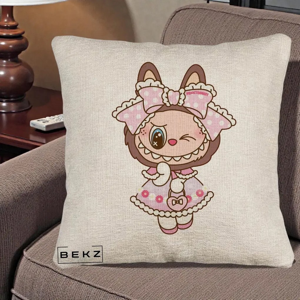 Perna Personalizata Labubu Lolita Roz cu Dantela, 40x40 cm, Bej Canapea, Husa Detasabila, Perna Inclusa, BEKZ®