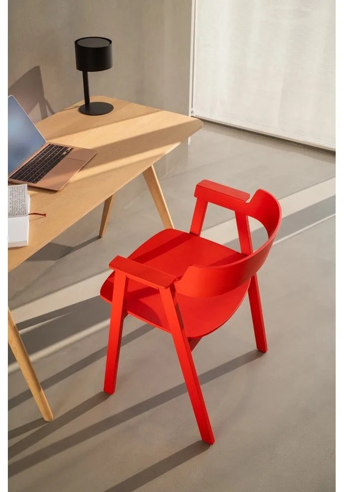 Scaun de dining roșu cu cotiere din lemn de stejar Flip – Gazzda
