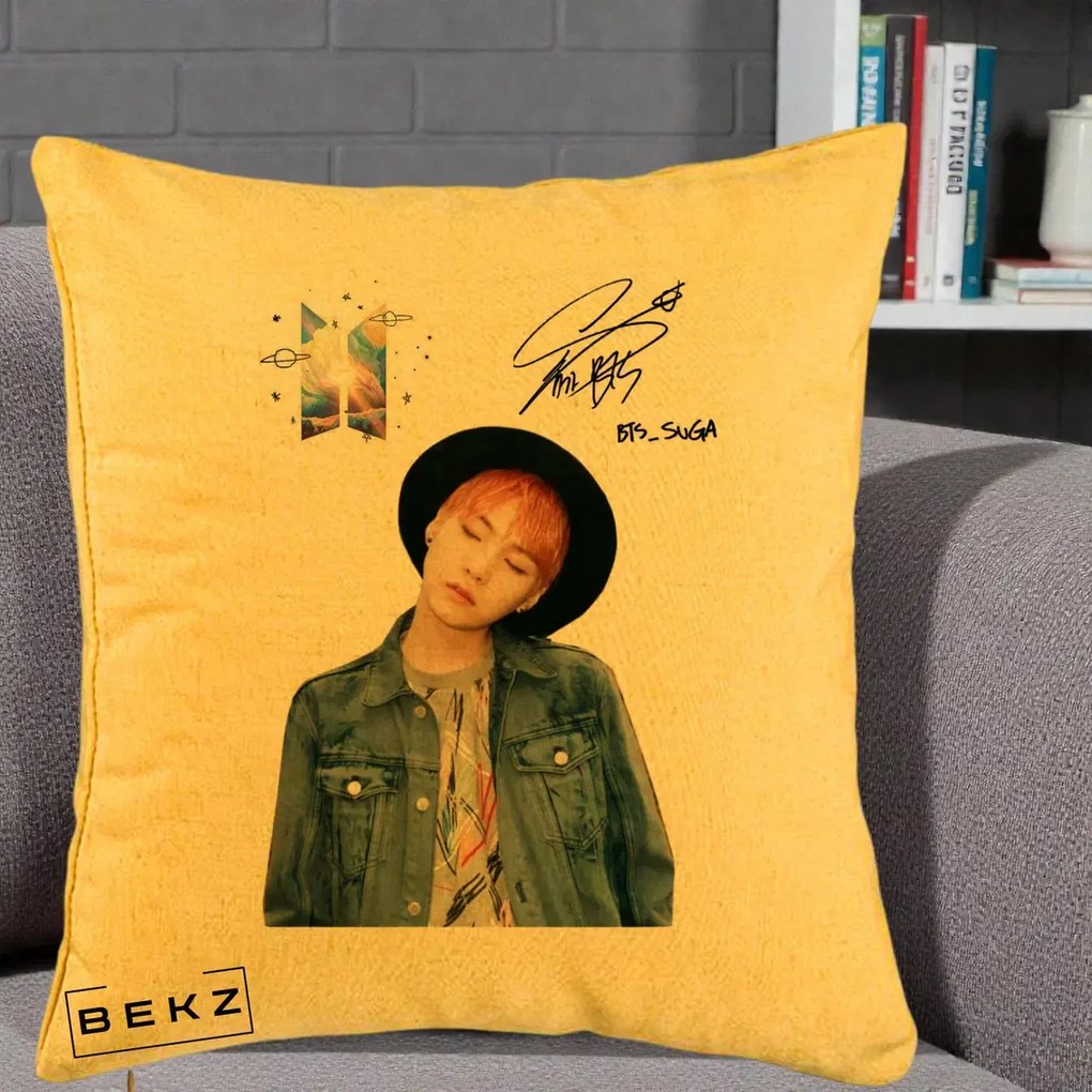 Perna Personalizata K-pop BTS Suga par Portocaliu Palarie Autograf, 40x40 cm, Galben, Husa Detasabila, Perna Inclusa, BEKZ®