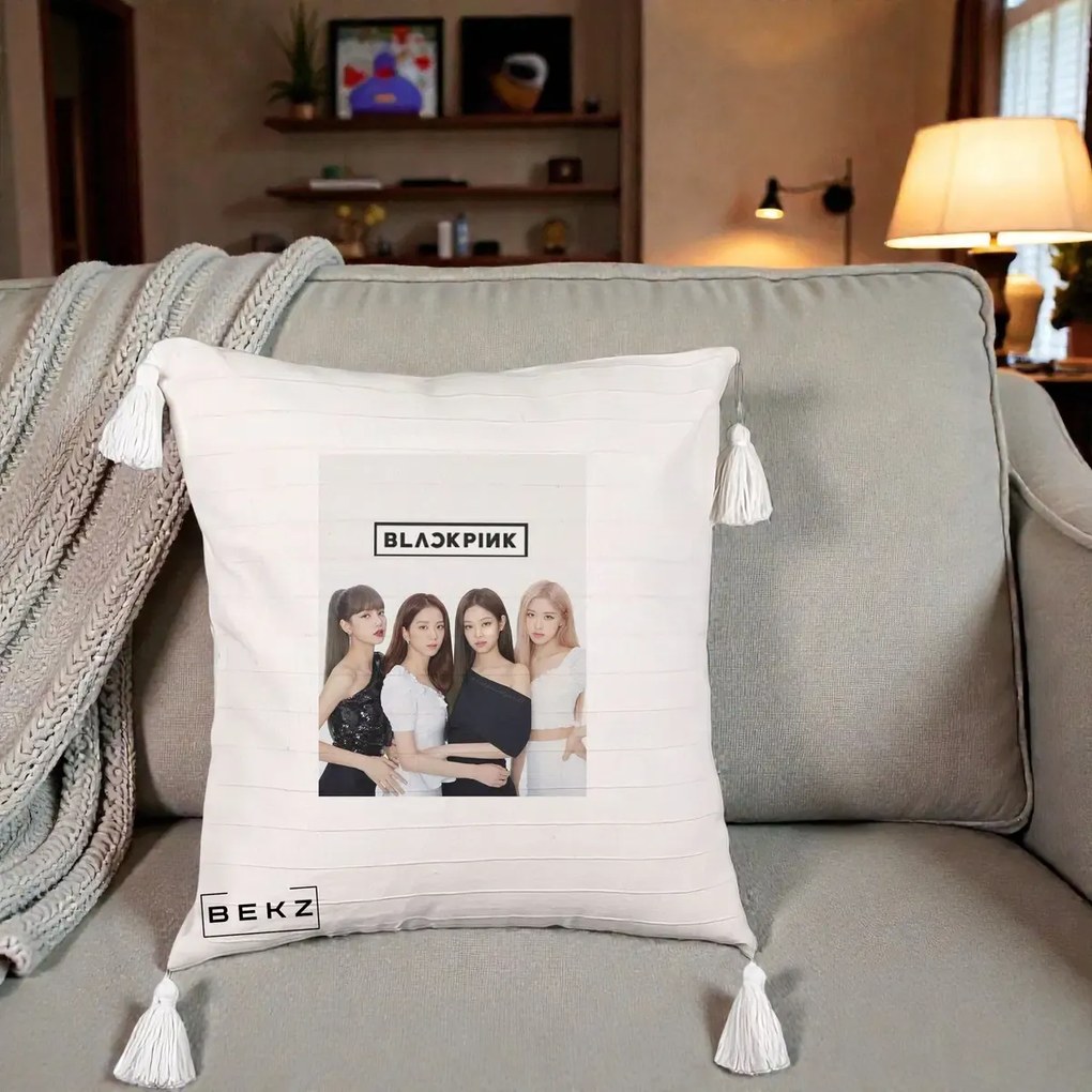 Perna Personalizata K-pop BLACKPINK Foto Grup-Negru, 40x40 cm, Bej cu Franjuri, Husa Detasabila, Perna Inclusa, BEKZ®