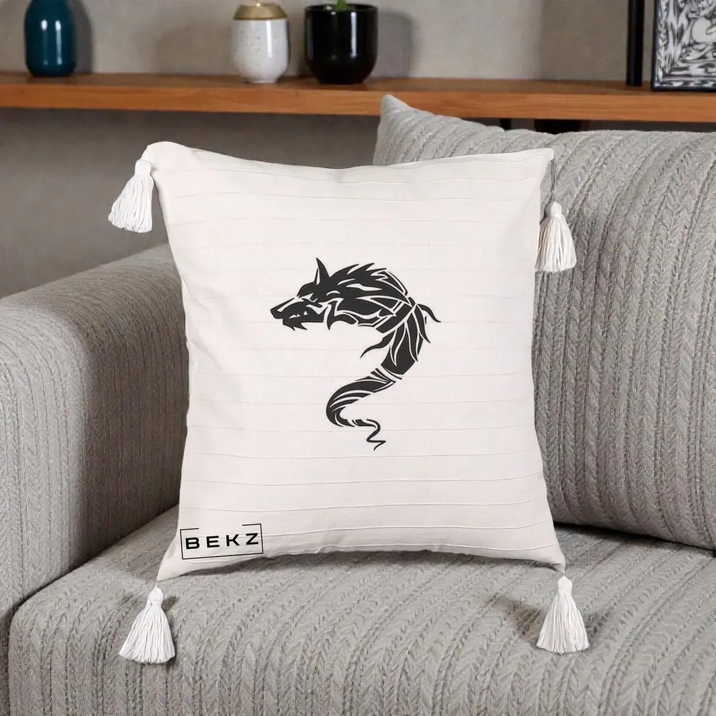 Perna Decorativa Lup Tribal Alb-Negru, 40x40 cm, Bej cu Franjuri, Husa Detasabila, Perna Inclusa, BEKZ®