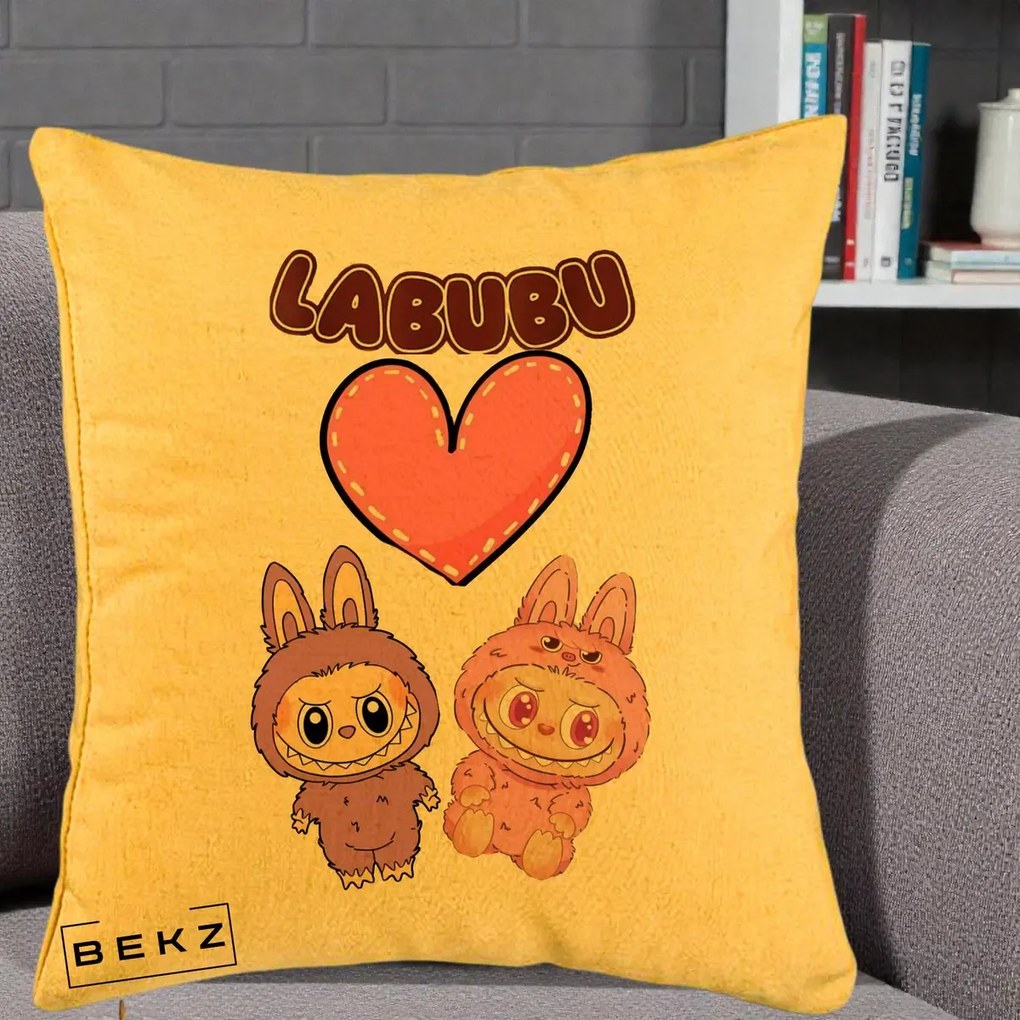 Perna Personalizata Labubu Cuplu Inima, 40x40 cm, Galben, Husa Detasabila, Perna Inclusa, BEKZ®