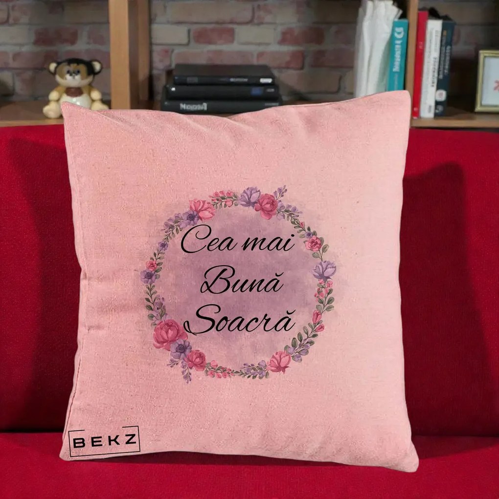 Cadou pentru Soacra - Perna Personalizata Cea mai Buna Soacra cu Coronita Flori Roz si Mov, 40x40 cm, Roz, Husa Detasabila, Perna Inclusa, BEKZ®