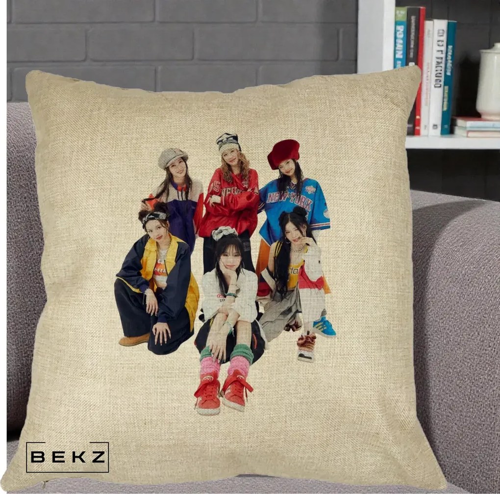 Perna Personalizata Grup K-pop Fete Streetwear Foto, 40x40 cm, Crem, Husa Detasabila, Perna Inclusa, BEKZ®