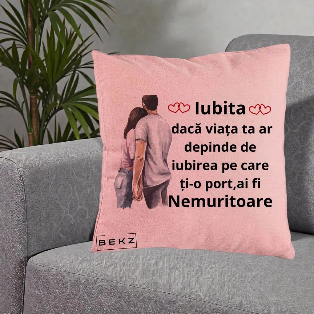Cadou pentru Iubita - Perna Personalizata Iubita Nemuritoare cu Cuplu Acuarela Roz si Inimi, 40x40 cm, Roz, Husa Detasabila, Perna Inclusa, BEKZ®