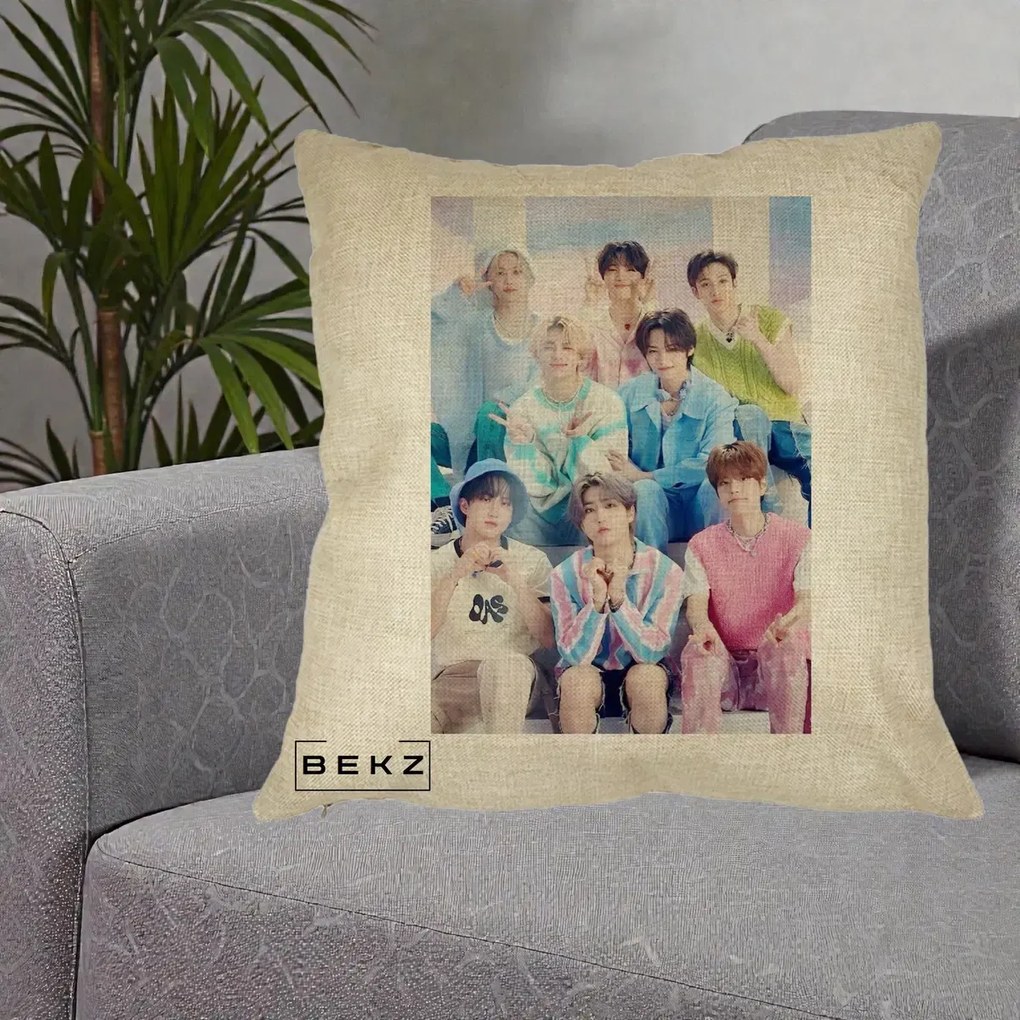 Perna Personalizata K-Pop Grup Foto Pasteluri cu 8 Artisti, 40x40 cm, Crem, Husa Detasabila, Perna Inclusa, BEKZ®