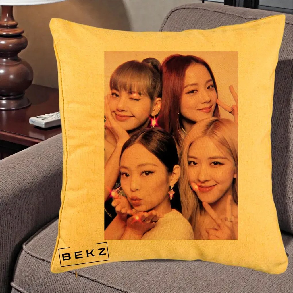 Perna Personalizata K-pop BLACKPINK Foto Grup Selfie Roz cu Glitter, 40x40 cm, Galben, Husa Detasabila, Perna Inclusa, BEKZ®