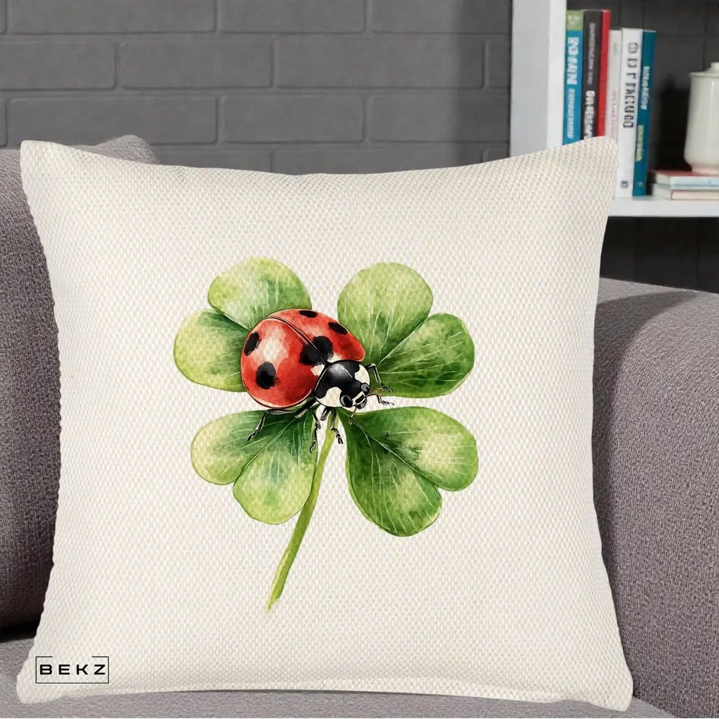 Perna Decorativa Buburuza Norocoasa pe Trifoi cu Patru Foi, 40x40 cm, Crem Reliefat, Husa Detasabila, Perna Inclusa, BEKZ®
