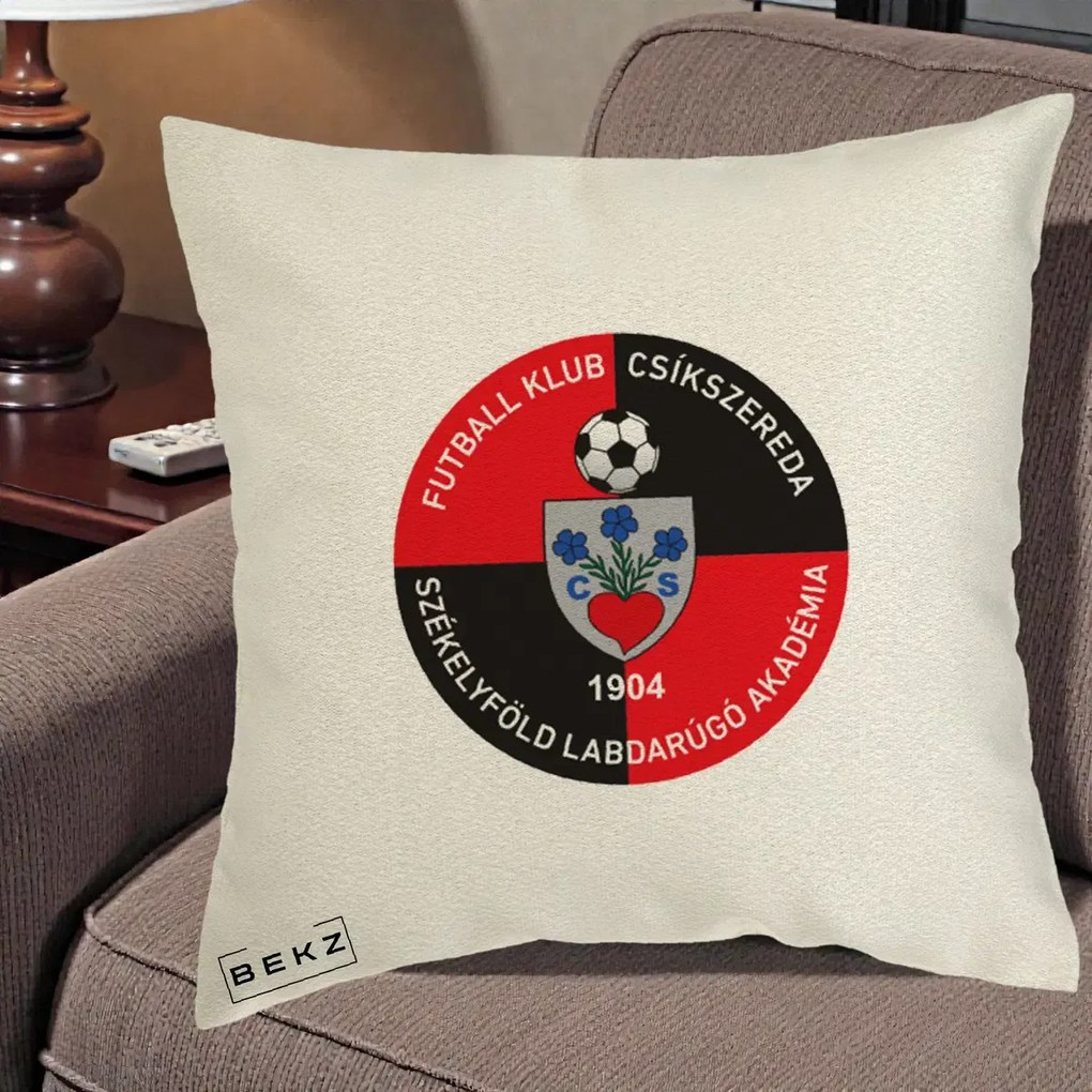 Perna Personalizata FK Csikszereda 1904 Fotbal, 40x40 cm, Ecru, Husa Detasabila, Perna Inclusa, BEKZ®
