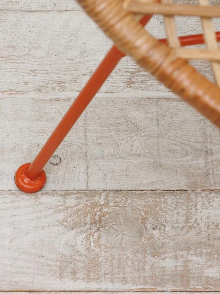 Scaun dining tip fotoliu împletit din ratan, bej, cu spătar în formă de fluture și picioare portocalii din metal, 89,5 x 67,5 x 66 cm, „Tangerine”