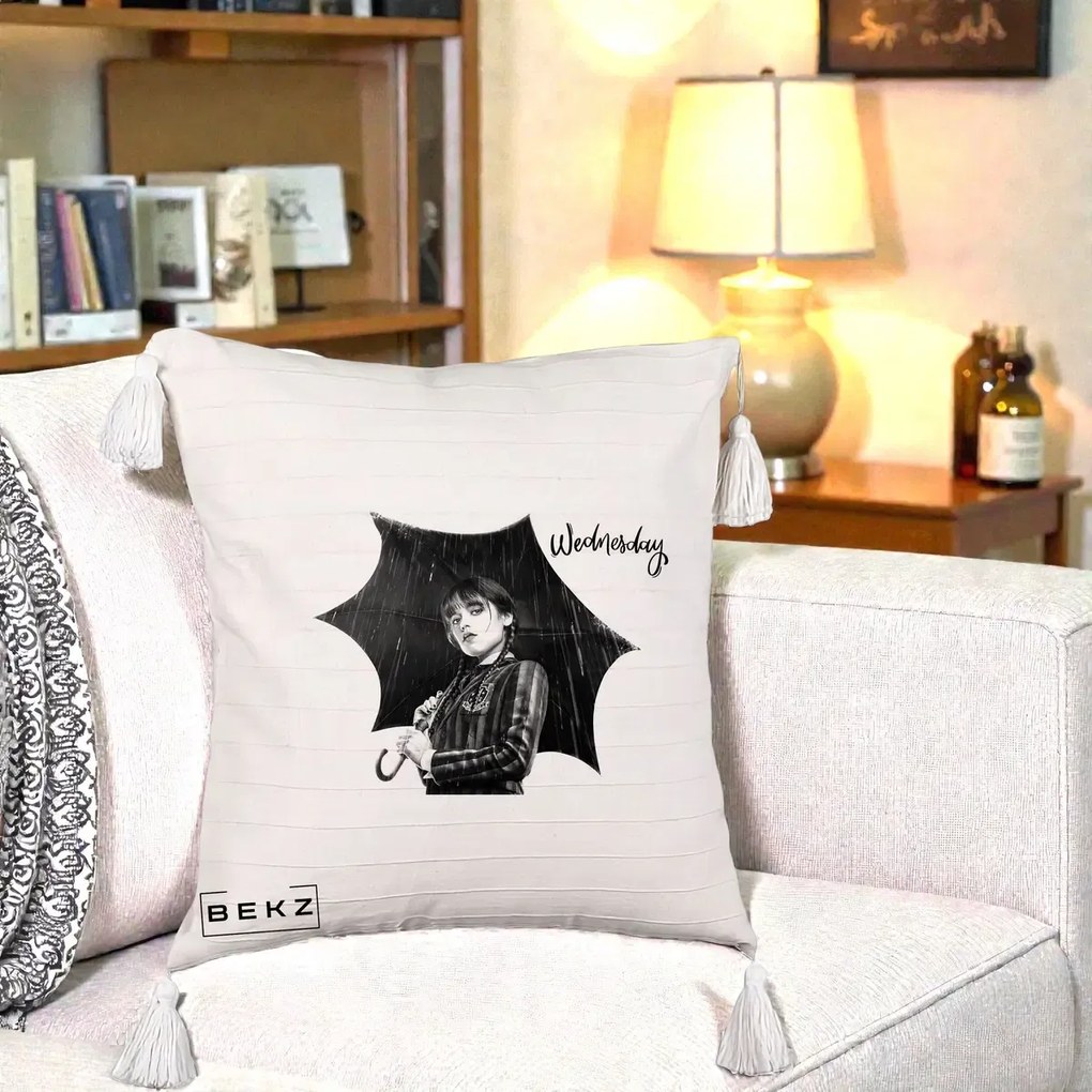 Perna Personalizata Wednesday Addams cu Umbrela Foto, 40x40 cm, Bej cu Franjuri, Husa Detasabila, Perna Inclusa, BEKZ®