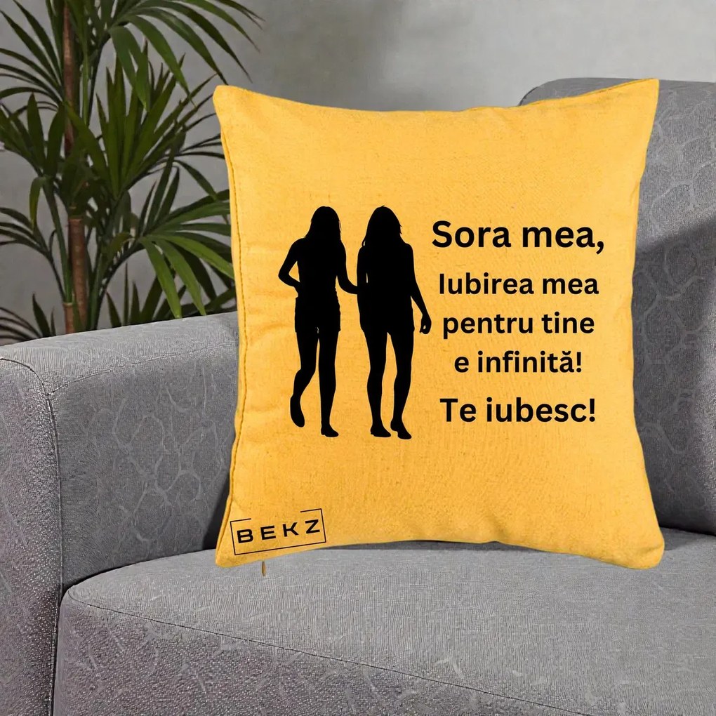 Cadou pentru Sora - Perna Personalizata Sora Mea Te Iubesc Siluete Negre Tinand Maini, 40x40 cm, Galben, Husa Detasabila, Perna Inclusa, BEKZ®