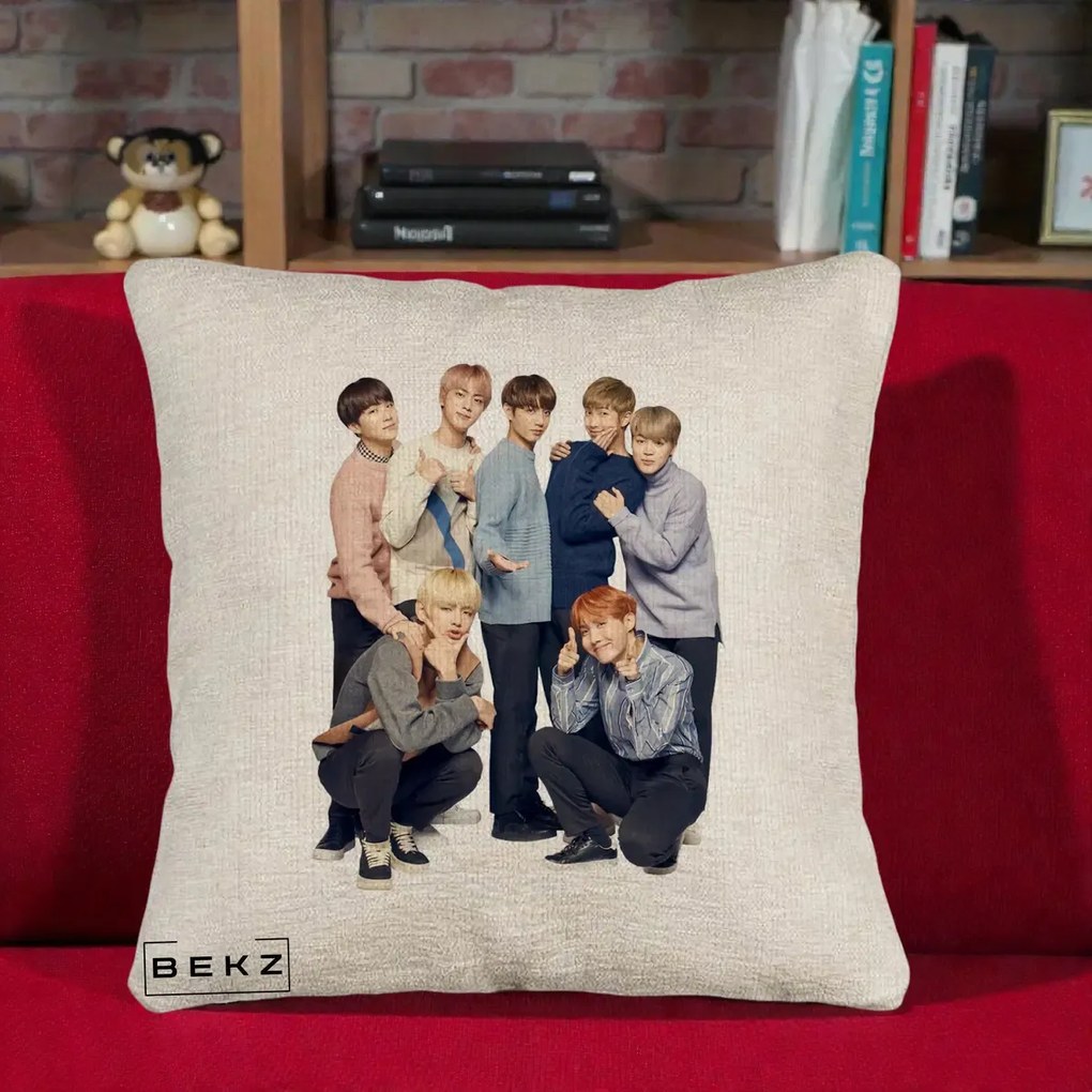 Perna Personalizata K-pop BTS Foto Grup In Picioare Tricoturi, 40x40 cm, Bej Canapea, Husa Detasabila, Perna Inclusa, BEKZ®