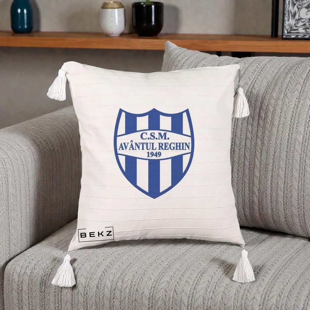 Perna Personalizata CSM Avantul Reghin 1949, 40x40 cm, Bej cu Franjuri, Husa Detasabila, Perna Inclusa, BEKZ®