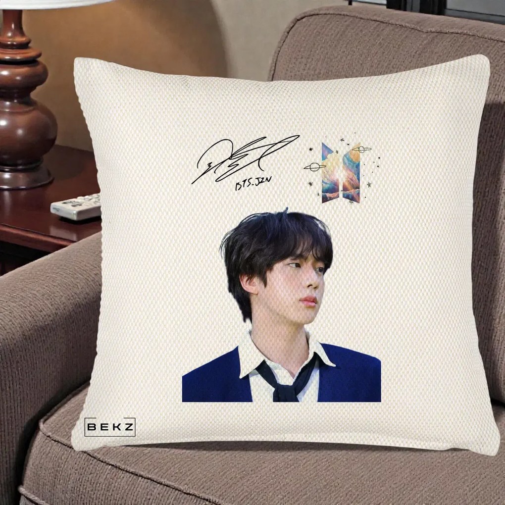 Perna Personalizata K-pop BTS Jin Portret Tinuta Albastra Autograf, 40x40 cm, Crem Reliefat, Husa Detasabila, Perna Inclusa, BEKZ®