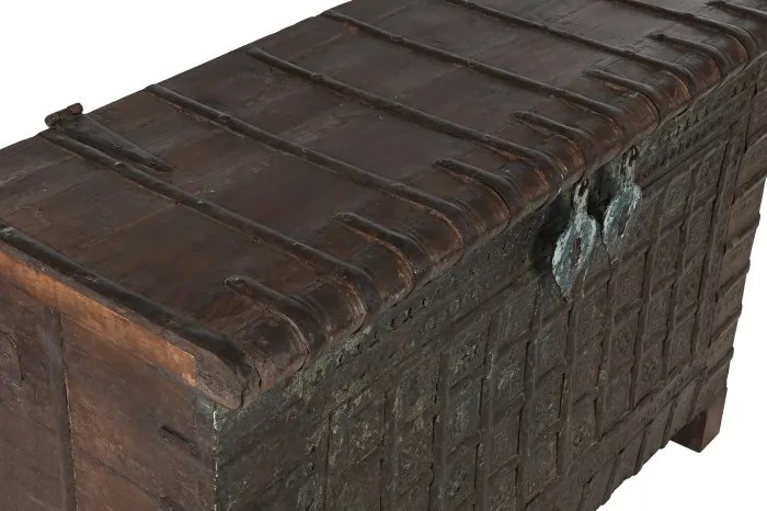 Cufăr vintage din lemn de tec, maro, cu plăci decorative din metal și două zăvoare, finisaj patinat, 98 x 137 x 44 cm, „Trunk”