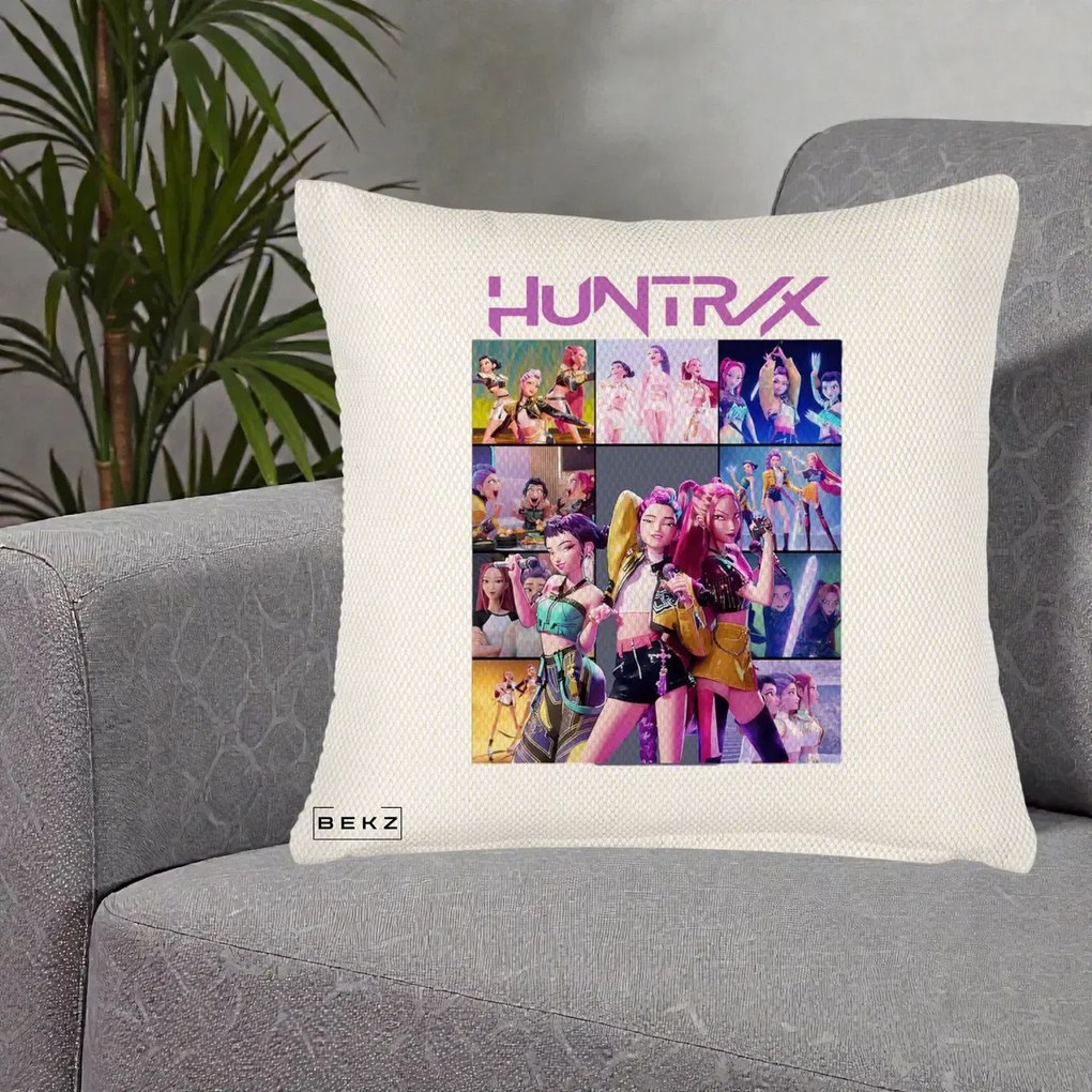 Perna Personalizata K-pop HUNTRX Colaj Animat Foto Grup, 40x40 cm, Crem Reliefat, Husa Detasabila, Perna Inclusa, BEKZ®