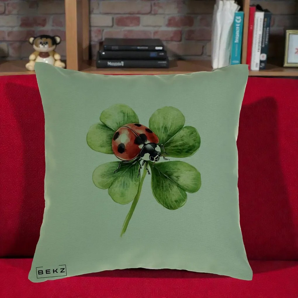 Perna Decorativa Buburuza Norocoasa pe Trifoi cu Patru Foi, 40x40 cm, Verde, Husa Detasabila, Perna Inclusa, BEKZ®