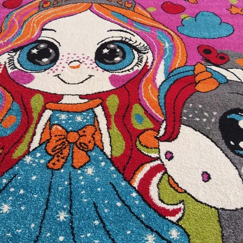 Covor roz modern pentru camera de copii papușă și unicorn Lățime: 160 cm | Lungime: 220 cm