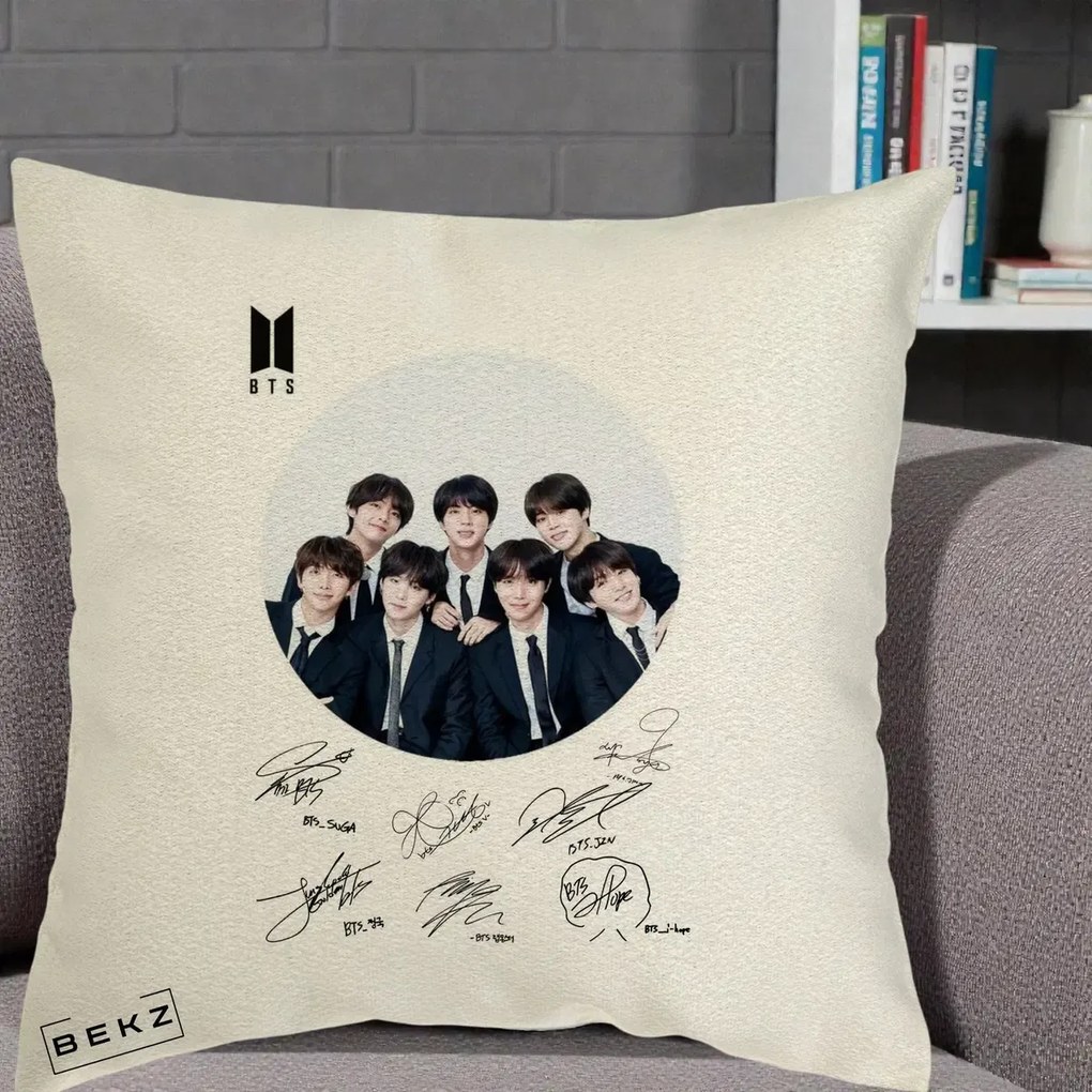 Perna Personalizata K-pop BTS Fotografie Grup Costum Negru si Autografe Cerc, 40x40 cm, Ecru, Husa Detasabila, Perna Inclusa, BEKZ®