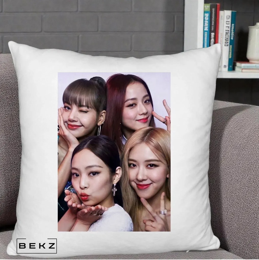 Perna Personalizata K-pop BLACKPINK Foto Grup Selfie 4 Membre, 40x40 cm, Alb Pufos, Husa Detasabila, Perna Inclusa, BEKZ®