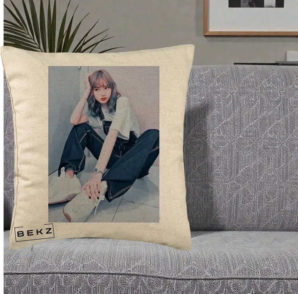 Perna Personalizata K-pop BLACKPINK Lisa, 40x40 cm, Bej, Husa Detasabila, Perna Inclusa, BEKZ®