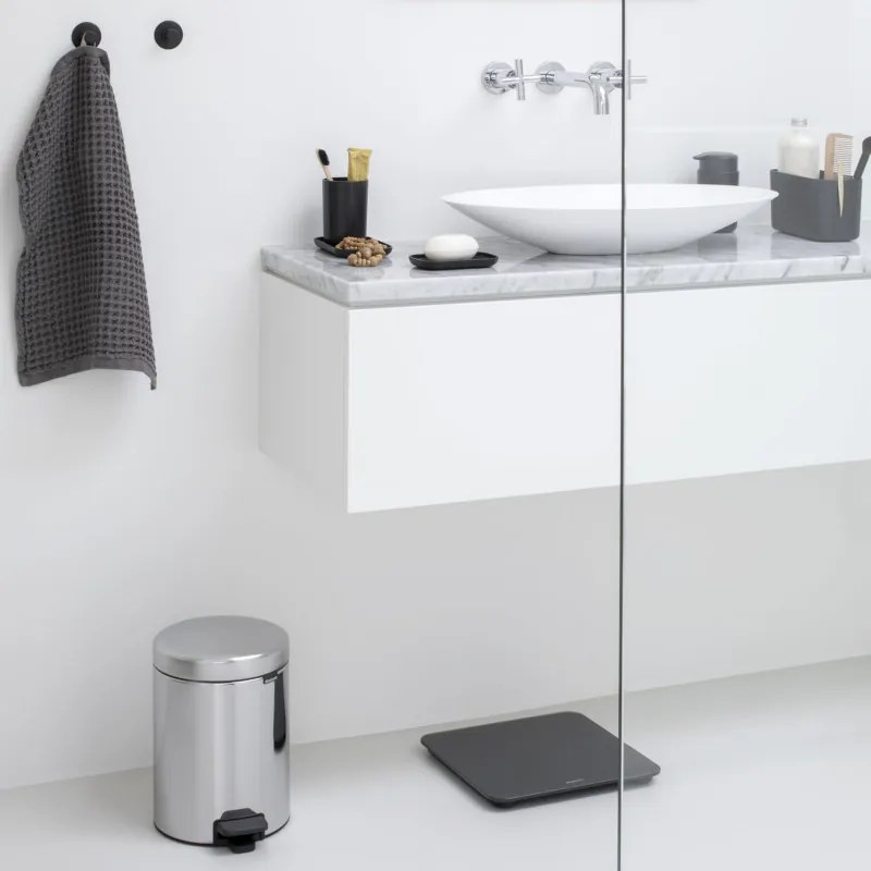 Resigilat: Cos de gunoi cu pedala Brabantia NewIcon 649010, 5 L, Inchidere lina, Baza anti-derapanta, Inox