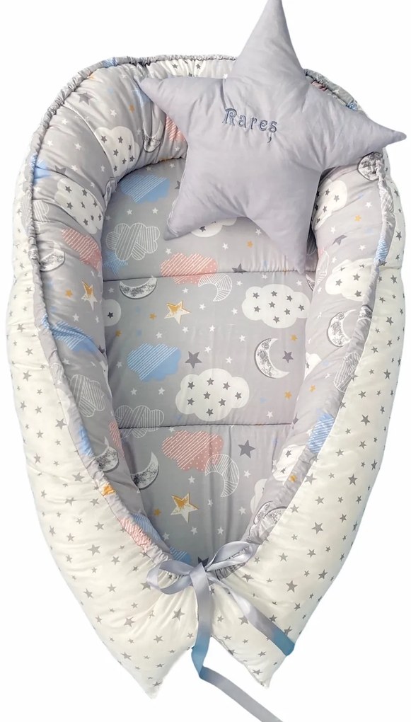 Cuib baby nest bebelusi cu desfacere Nori cu luna gri - Steluțe gri pe alb