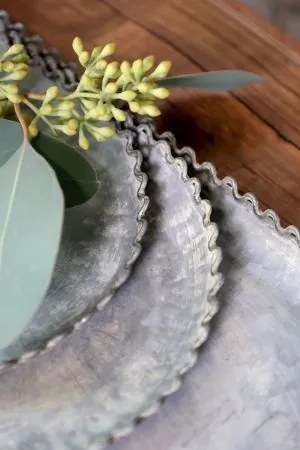 Set de 3 tăvi din metal cu margine decorativă tip dantelă, finisaj zinc antichizat