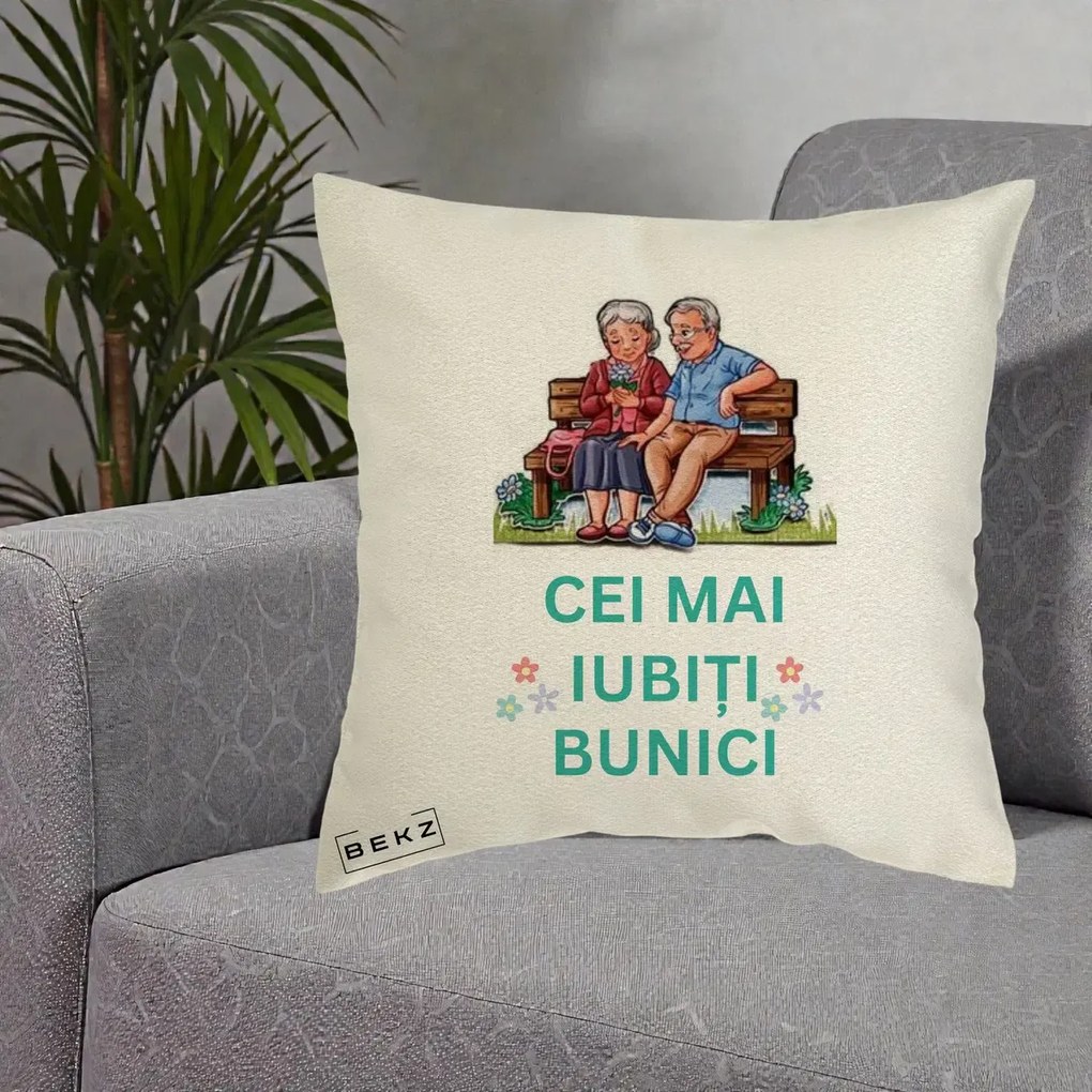 Cadou pentru Bunici - Perna Personalizata Cei Mai Iubiti Bunici Cuplu pe Banca Ilustratie, 40x40 cm, Ecru, Husa Detasabila, Perna Inclusa, BEKZ®