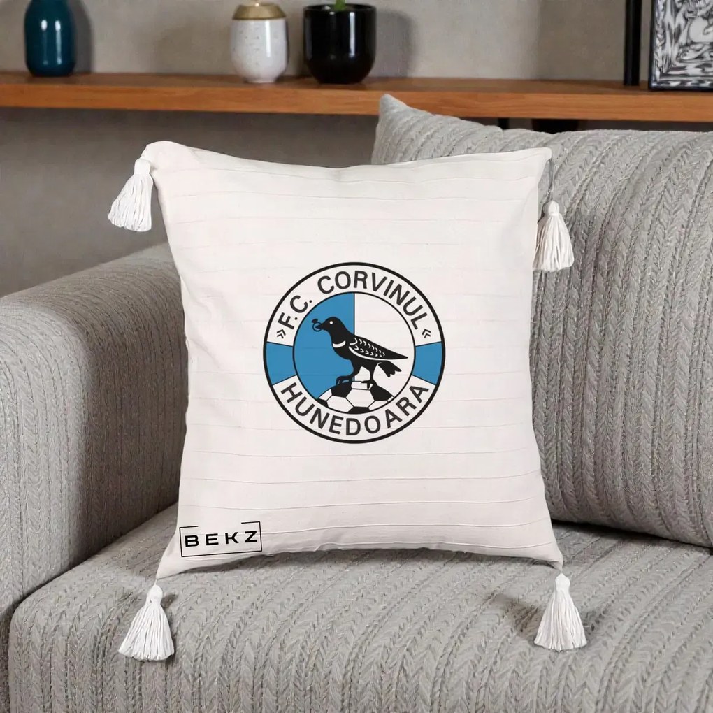 Perna Personalizata FC Corvinul Hunedoara Fotbal, 40x40 cm, Bej cu Franjuri, Husa Detasabila, Perna Inclusa, BEKZ®