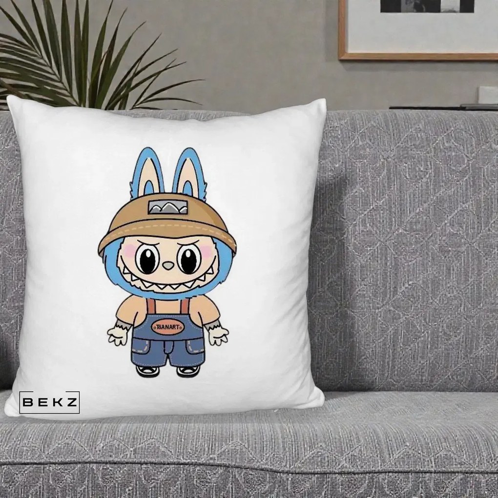 Perna Personalizata Labubu Toanart Blugi, 40x40 cm, Alb Pufos, Husa Detasabila, Perna Inclusa, BEKZ®