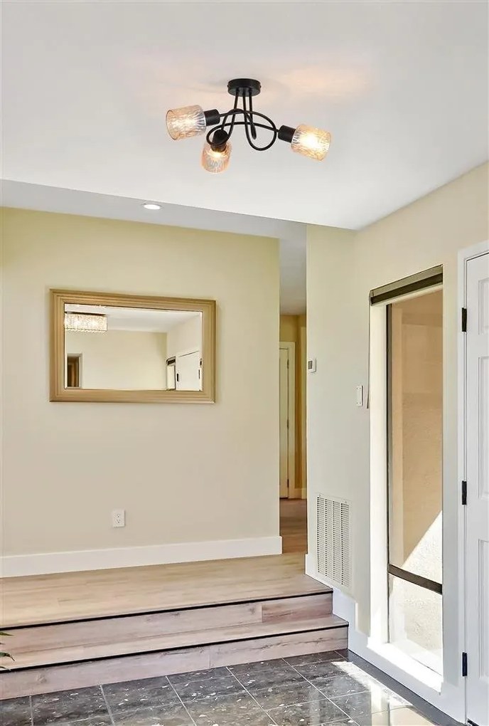 Lustra aplicata 3 becuri metal negru, sticla chihlimbar Knot