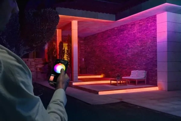 Philips Hue FLUX - bandă LED RGBW dimabilă pentru exterior, 5 m, 30 W, 230 V, 2200-6500 K, IP67