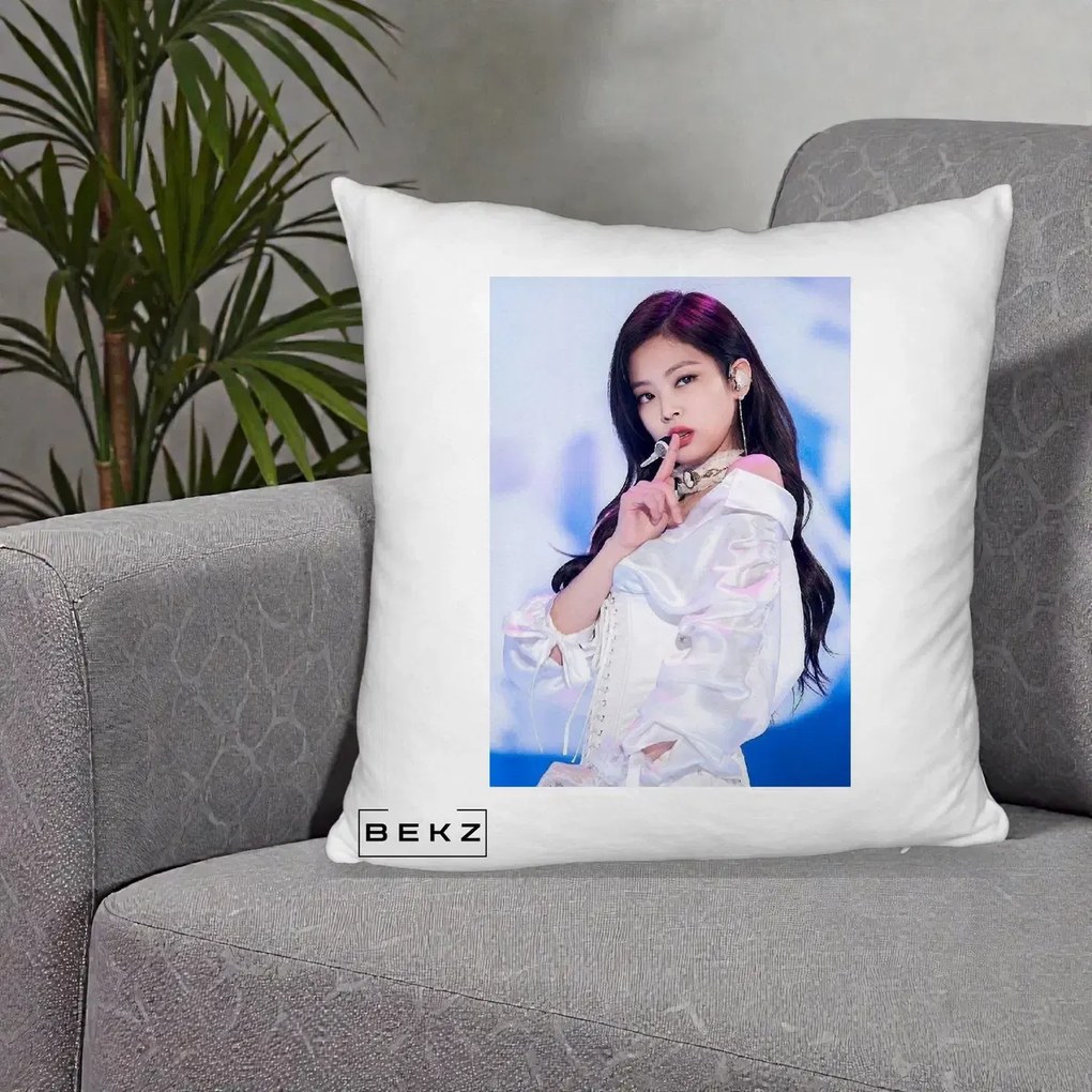 Perna Personalizata K-pop BLACKPINK Jennie Concert Alb cu Microfon, 40x40 cm, Alb Pufos, Husa Detasabila, Perna Inclusa, BEKZ®