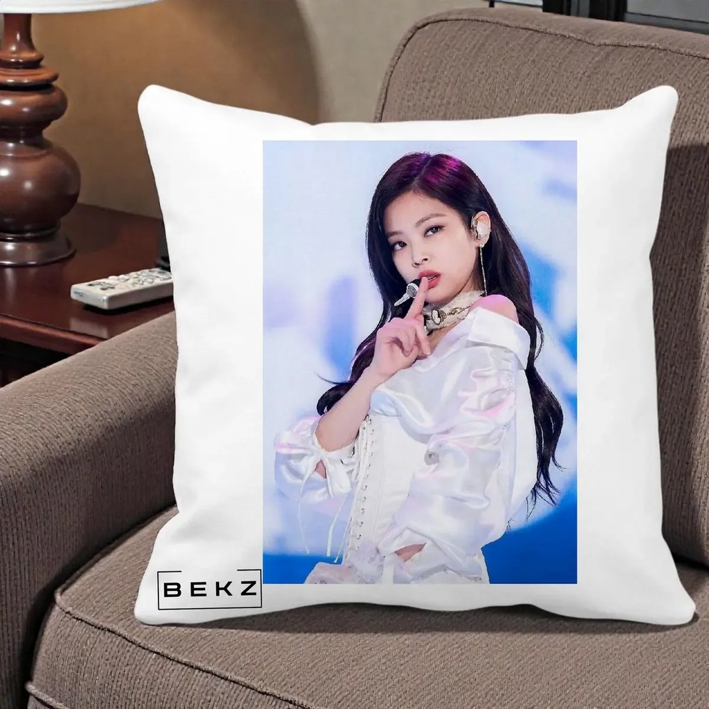 Perna Personalizata K-pop BLACKPINK Jennie Concert Alb cu Microfon, 40x40 cm, Alba Mata, Husa Detasabila, Perna Inclusa, BEKZ®
