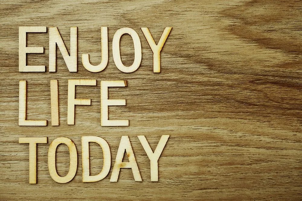 Tapet autoadeziv cu citat - Enjoy life today