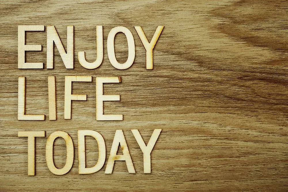 Tapet autoadeziv cu citat - Enjoy life today