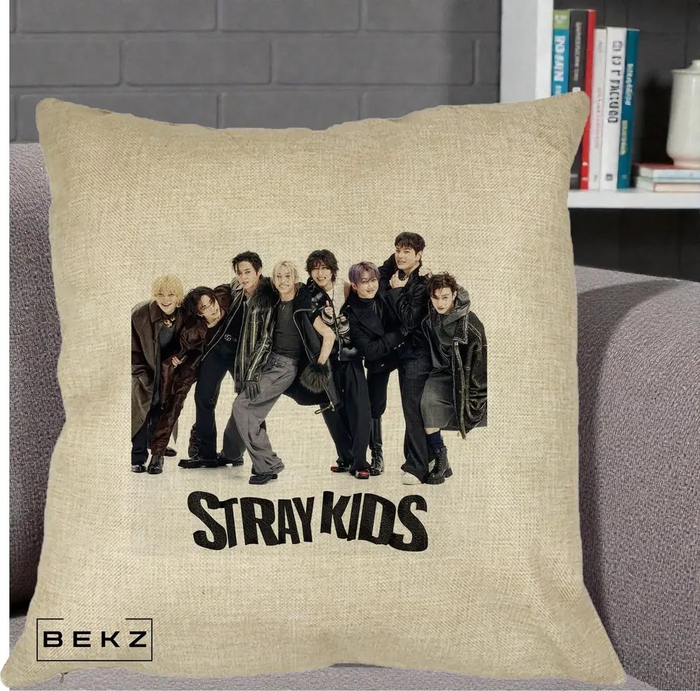 Perna Personalizata K-pop Stray Kids Outfit Negru, 40x40 cm, Crem, Husa Detasabila, Perna Inclusa, BEKZ®