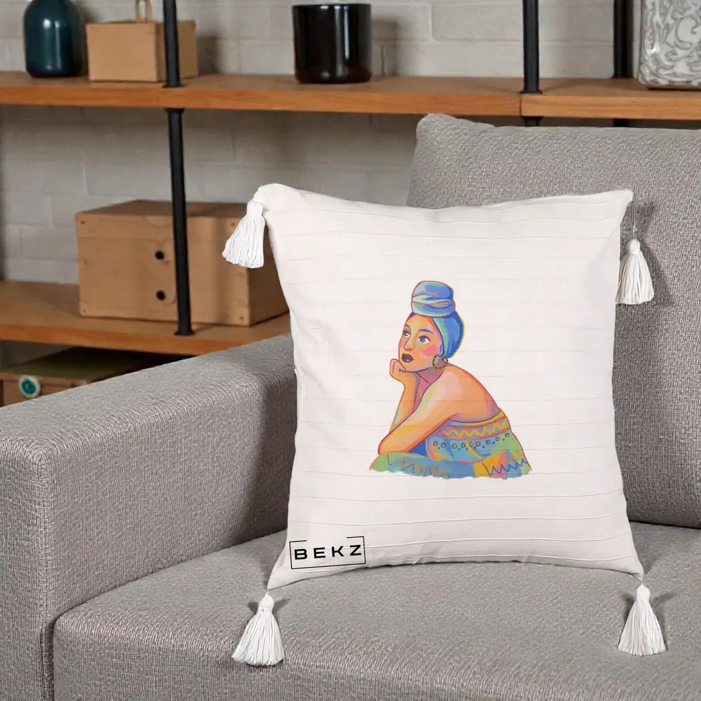 Perna Decorativa Portret Femeie Contemplativa, 40x40 cm, Bej cu Franjuri, Husa Detasabila, Perna Inclusa, BEKZ®